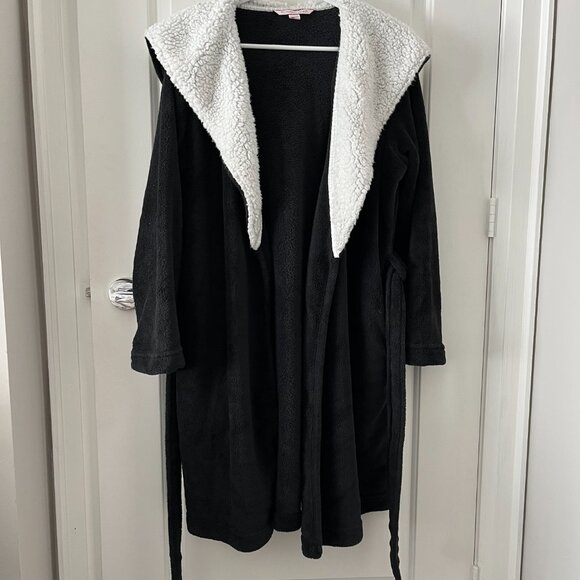 Victoria's Secret robe - Picture 4 of 8